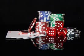 iwbet apk မိုဘိုင်းအက်ပ် Myanmar ကစားသမားများ smartphone မှ Casino ဂိမ်းများ ကစားနေသောပုံ